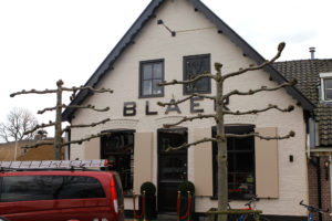 gevelbelettering gespoten freesletters Brasserie BLAER Blaricum